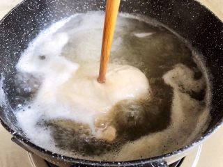 13、荷兰豆凉拌鸡丝,用筷子插一下鸡胸肉最厚的部分，可以轻易插入就说明煮熟了