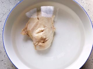 14、荷兰豆凉拌鸡丝,捞出，放入冰水中浸泡片刻