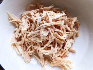 15、荷兰豆凉拌鸡丝,冷却之后的鸡胸肉撕成丝，粗细随你个人喜好，我因为今天时间有限，所以撕的有点粗犷