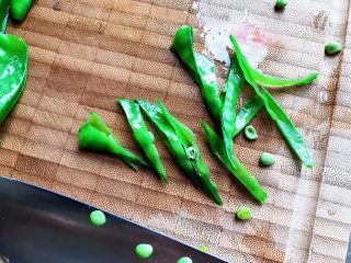 16、荷兰豆凉拌鸡丝,荷兰豆斜45°切成丝，我切的有点粗犷了????