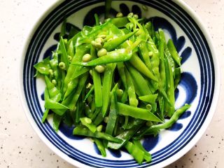 17、荷兰豆凉拌鸡丝,全部切好