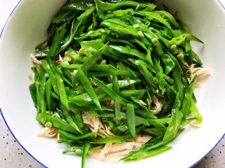 18、荷兰豆凉拌鸡丝,倒入鸡丝内