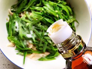 20、荷兰豆凉拌鸡丝,淋适量香油