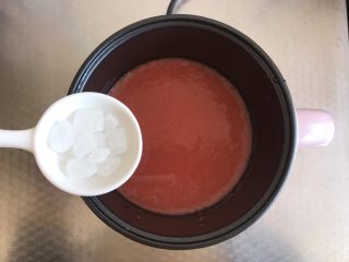 5、Q弹番茄糕,把西红柿汁倒入不粘锅中小火加热，然后加入冰糖