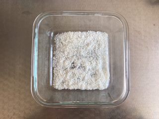 8、Q弹番茄糕,容器中撒上适量的椰蓉