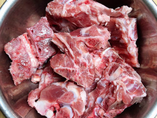 1、排骨豆角焖面,准备好排骨，洗干净待用。