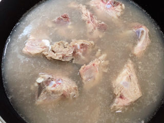 3、排骨豆角焖面,锅中烧开水，煮一下排骨，祛除血水。