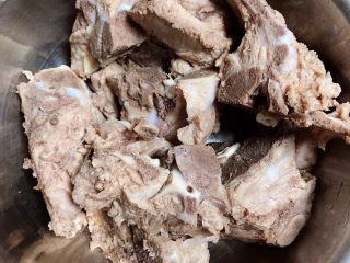 4、排骨豆角焖面,煮好的排骨洗净待用。