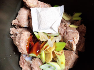 5、排骨豆角焖面,将排骨放入高压锅中，放入盐、料酒、生抽、蚝油、花椒、炖肉料包、葱姜、黄冰糖。