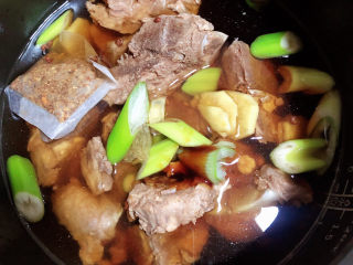 6、排骨豆角焖面,倒入1000ml水，高压锅选择排骨键，40分钟就焖熟了。