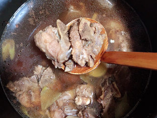 7、排骨豆角焖面,煮好的排骨和骨汤。