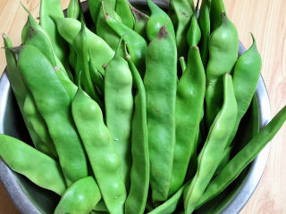 8、排骨豆角焖面,煮排骨的时候准备蔬菜。