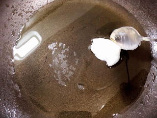 11、排骨豆角焖面,锅中倒入10ml油，再加10克猪油，融化猪油。