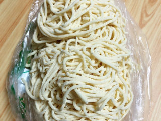 10、排骨豆角焖面,准备好手擀面。