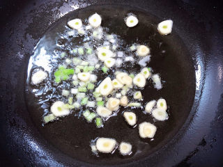 12、排骨豆角焖面,放入葱蒜爆香。