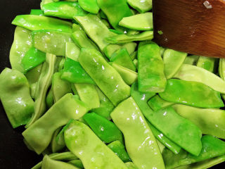 13、排骨豆角焖面,放入豆角，翻炒均匀。