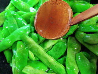 14、排骨豆角焖面,倒入500ml排骨汤。