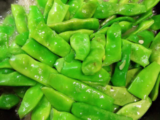 15、排骨豆角焖面,大火烧开锅，炖煮豆角。