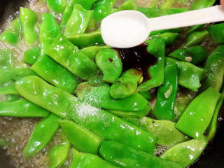 16、排骨豆角焖面,放入盐、蚝油、生抽上色。