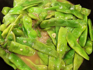 17、排骨豆角焖面,盖盖儿，中火炖10分钟，豆角基本9熟了。