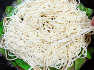 18、排骨豆角焖面,均匀的铺上一层面条。