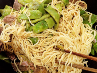 21、排骨豆角焖面,挑开后，盖上锅盖，再焖2分钟收汁。