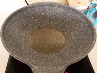 8、红焖牛肉,炒锅烧热后加入大豆色拉油