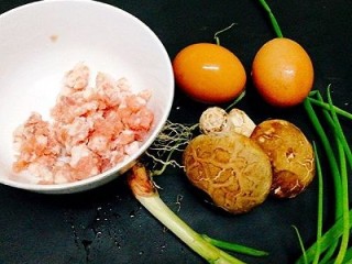 1、百变鸡蛋+香菇肉末鸡蛋羹,准备好食材
