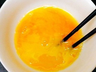 3、百变鸡蛋+香菇肉末鸡蛋羹,打散