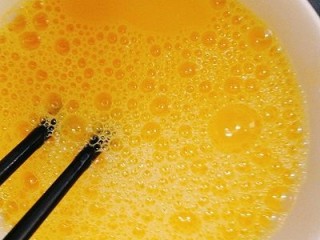 5、百变鸡蛋+香菇肉末鸡蛋羹,鸡蛋充分搅拌均匀后静止5分钟，让它消泡