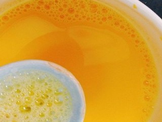 10、百变鸡蛋+香菇肉末鸡蛋羹,泡沫还未全部消泡，我们用勺子撇去