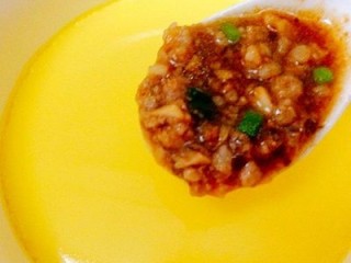 20、百变鸡蛋+香菇肉末鸡蛋羹,用勺子舀到鸡蛋羹里