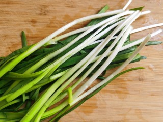 5、韭菜炒豆芽,炒着吃的韭菜尽量选择这种根部多一点，发白的。平常那种根部少叶子多的韭菜炒起来容易出水，口感也没有这种好。