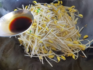 12、韭菜炒豆芽,加入一勺生抽。