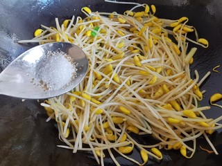 13、韭菜炒豆芽,加入少许的白糖提鲜。