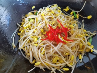 14、韭菜炒豆芽,放入红辣椒丝翻炒。