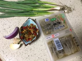 1、红烧酸辣魔芋花,准备所需食材
