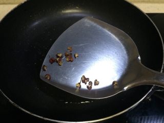 5、红烧酸辣魔芋花,热锅倒油，油温六成放入花椒