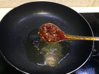 6、红烧酸辣魔芋花,放入豆瓣酱