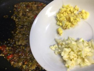 8、红烧酸辣魔芋花,放入老姜大蒜末