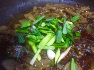 13、红烧酸辣魔芋花,汤汁还剩两层是倒入蒜苗