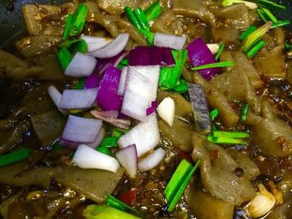 14、红烧酸辣魔芋花,放入洋葱稍炒下即可关火