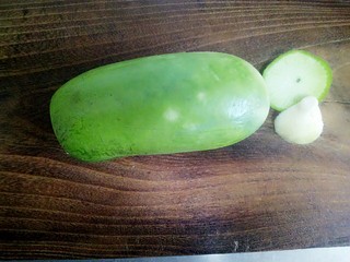 1、凉拌萝卜丝,萝卜洗净,去掉头尾