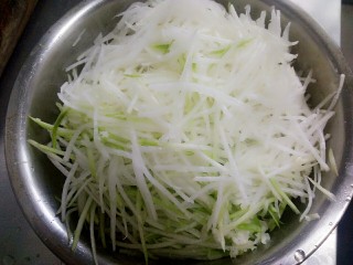 3、凉拌萝卜丝,全部擦好