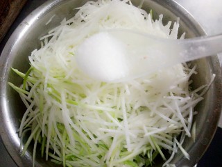 4、凉拌萝卜丝,放适量的盐