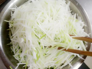 5、凉拌萝卜丝,搅拌均匀,腌一下