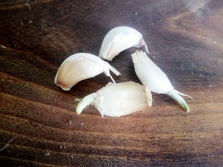 6、凉拌萝卜丝,这时候来剥蒜