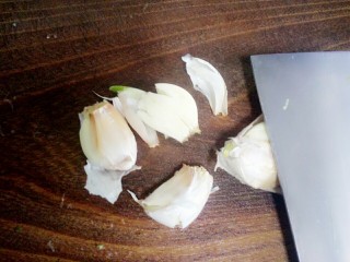 7、凉拌萝卜丝,蒜用刀拍碎