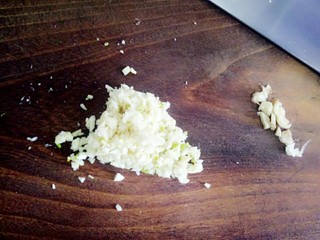 8、凉拌萝卜丝,去掉蒜头切末