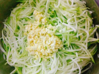 9、凉拌萝卜丝,放在萝卜上